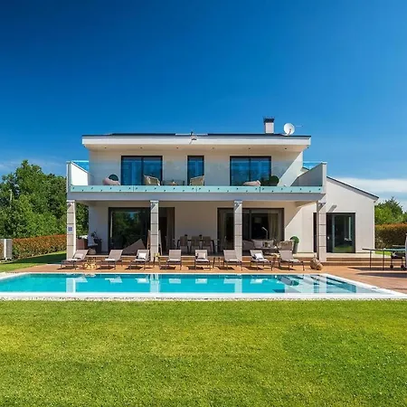 Beautiful In With Kitchen Holiday home *